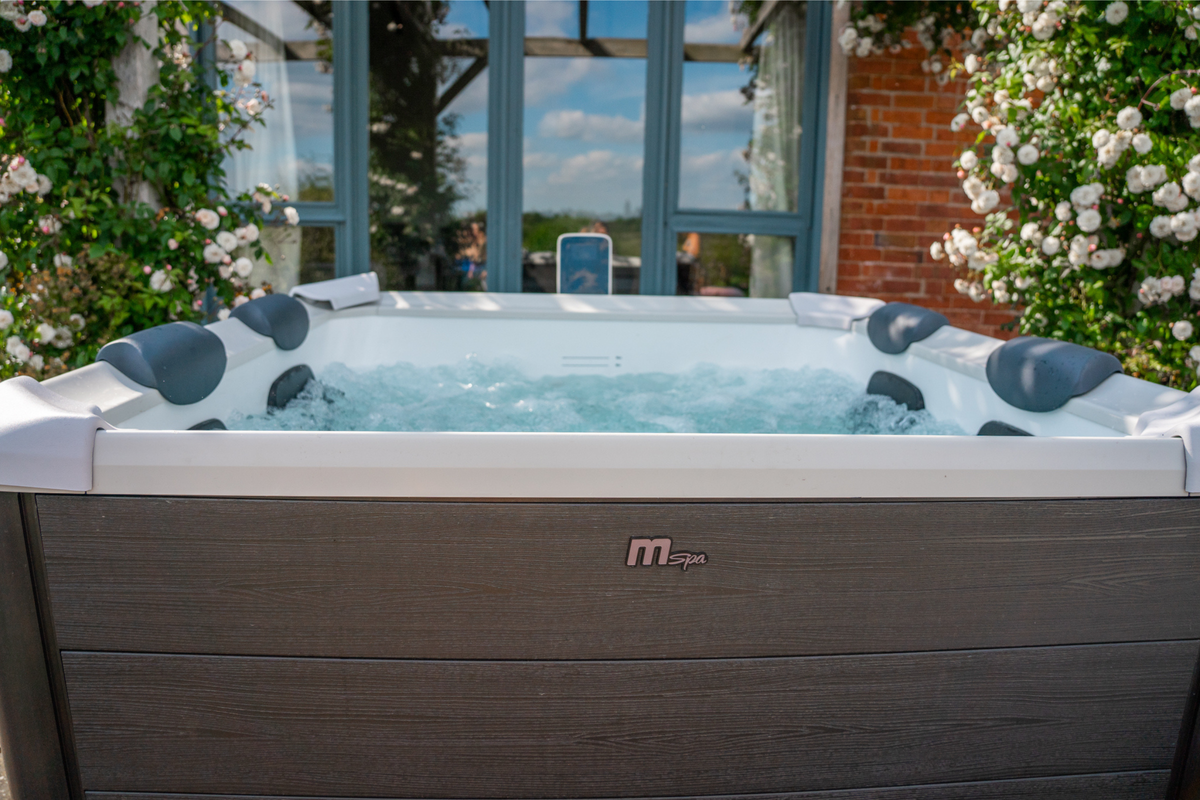 MSPA  OSLO 6-Person Rigid Frame Hot Tub with LED Lighting