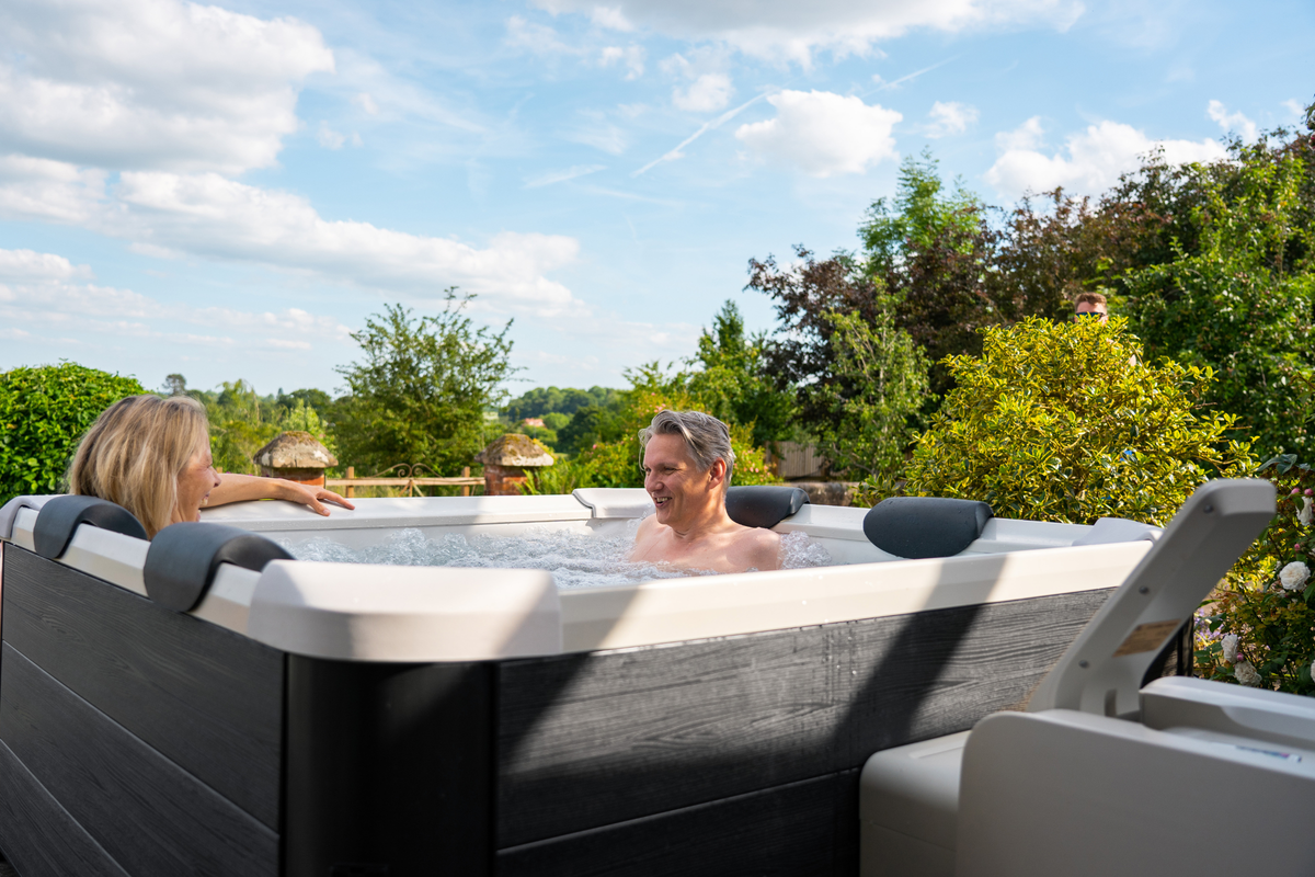 MSPA  OSLO 6-Person Rigid Frame Hot Tub with LED Lighting