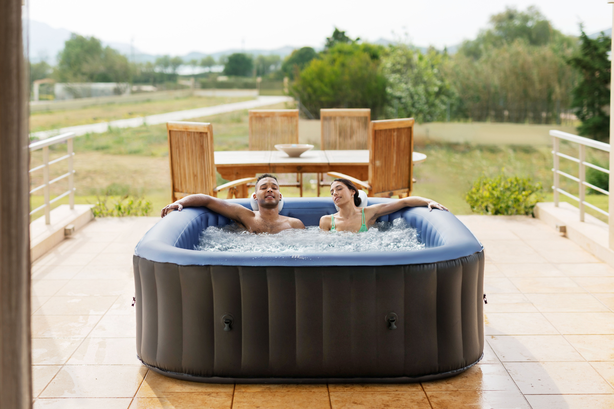Inflatable Hot Tub Spa for 6 Adults with 132 Air Jets