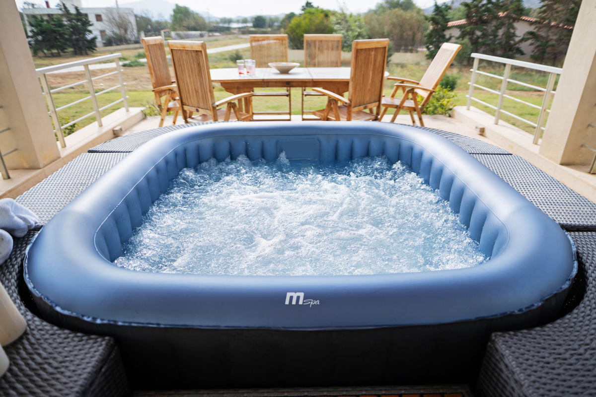 Inflatable Hot Tub Spa for 6 Adults with 132 Air Jets